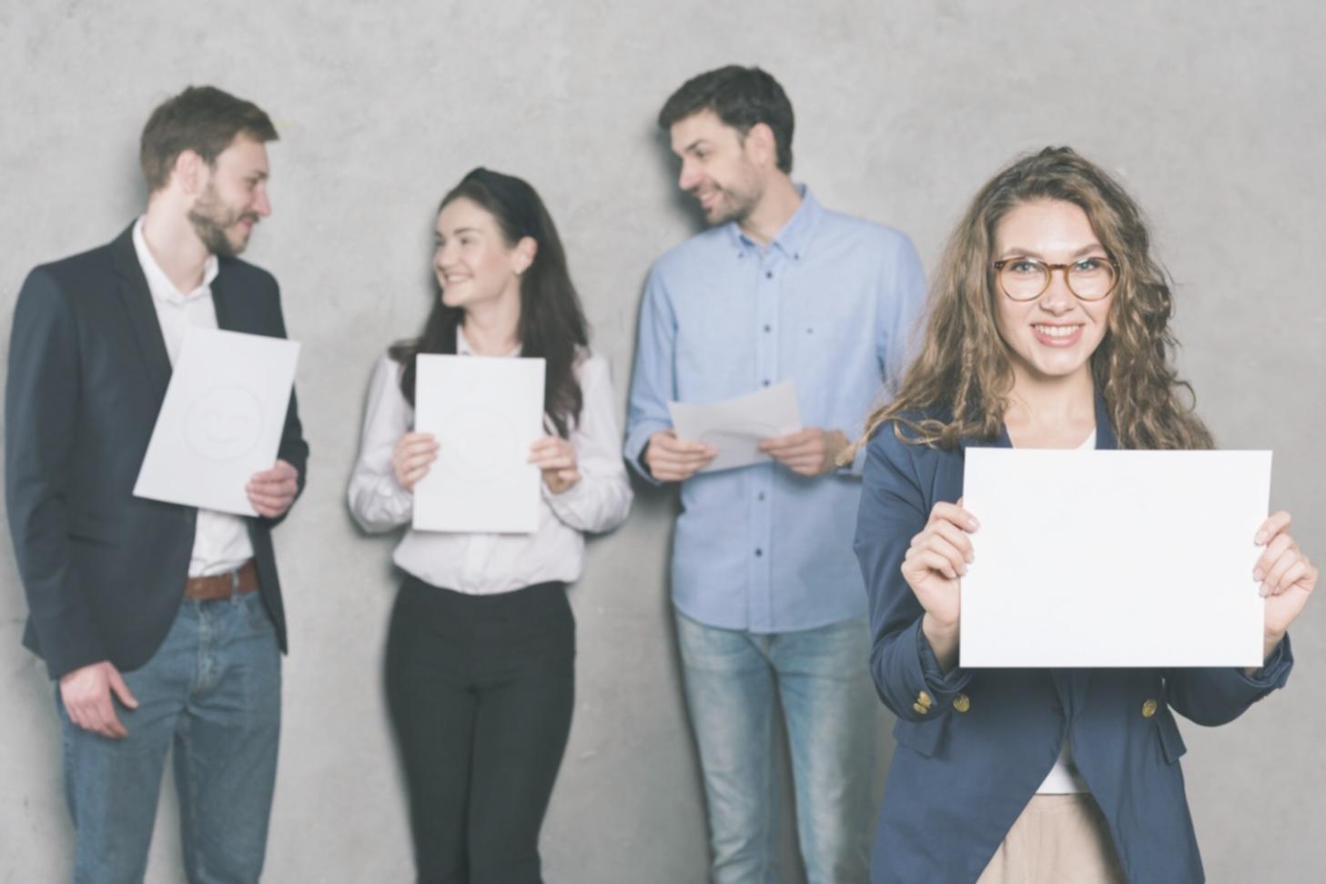 Studenten bei der Gruppenarbeit in modernem Lernumfeld